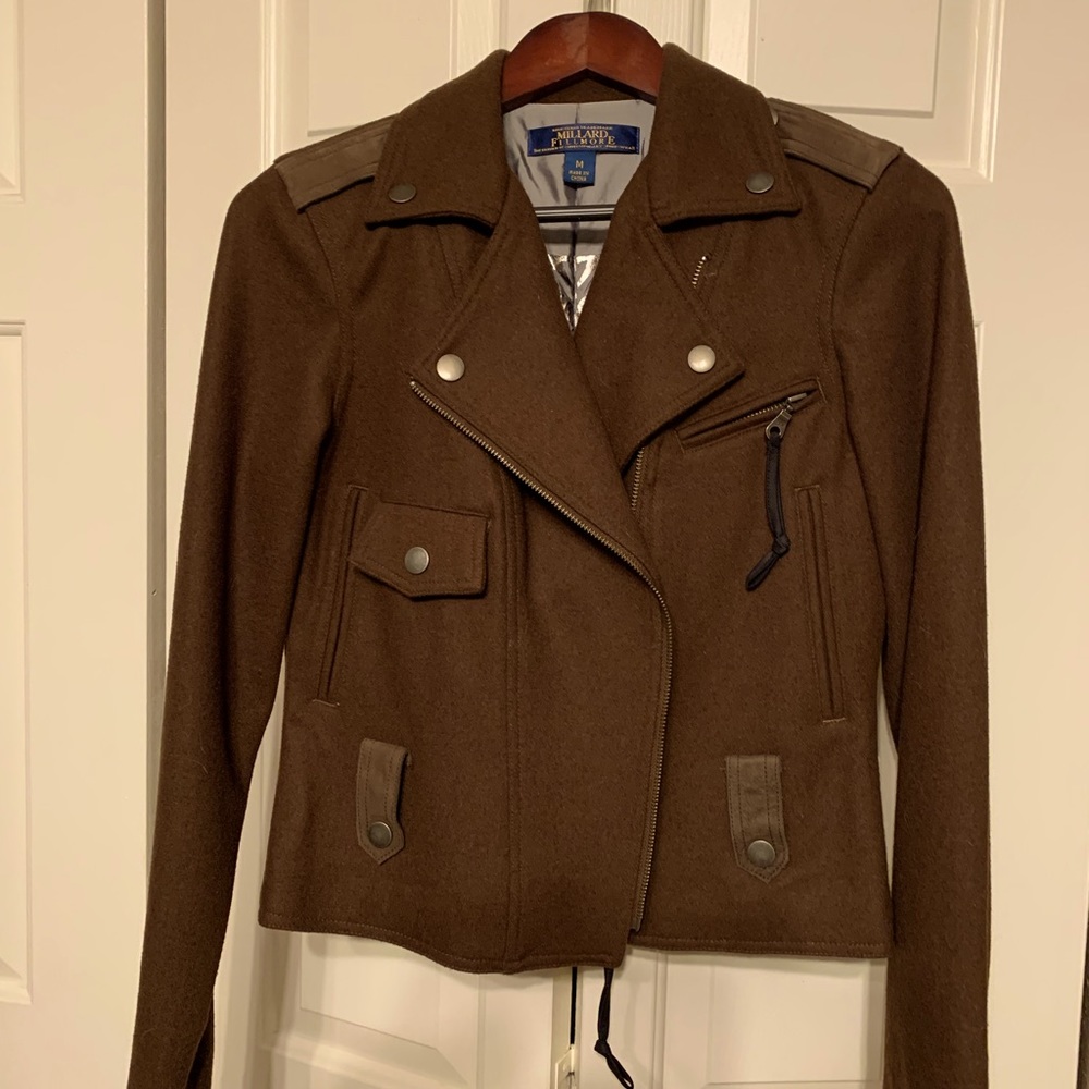 Stylish crop jacket beautiful details add style!